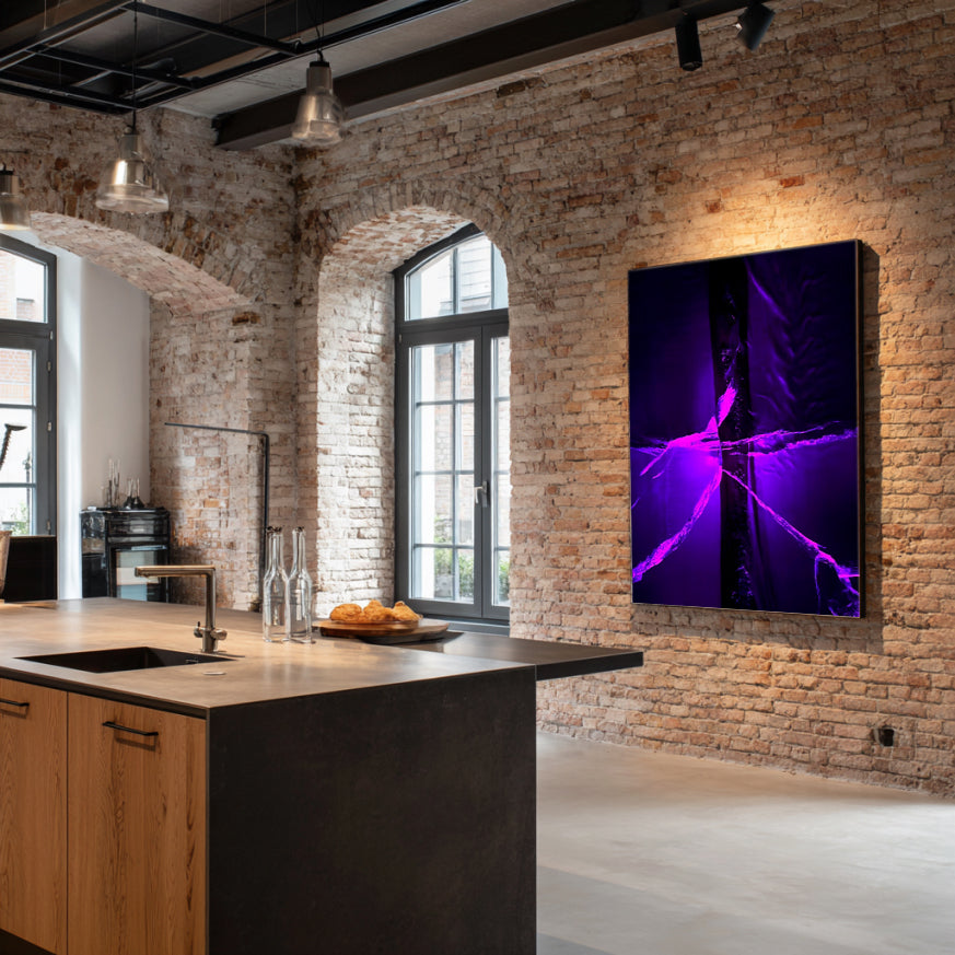Dancing Queen – LionArt Fine Art Print in großzügigem Loft-Interieur mit hohen Decken