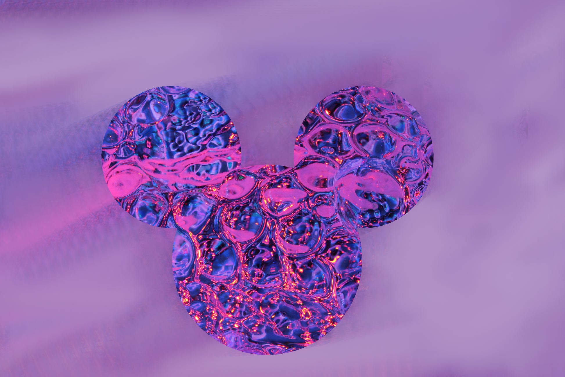 MM2 – Pop-Art Fotokunst mit Comic-Silhouette in Violett-Blau auf rosa Hintergrund, Serie 2. Eiszeit, LionArt