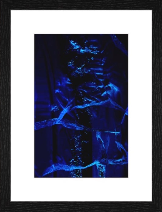 I See A Darkness Mini – Fine Art Print auf Hahnemühle Pearl im Eichenholzrahmen mit Museumsglas, Serie Ice Minis, LionArt