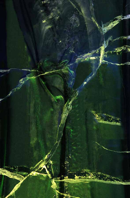 A Forest – abstrakte Eis-Fotografie in tiefen Grüntönen mit leuchtenden Rissen, Serie Ice Ice Baby, LionArt