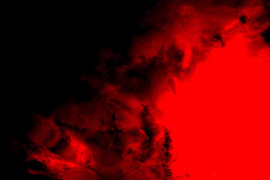 Bat Out Of Hell – dramatische Eis-Fotografie in Tiefrot und Schwarz mit bedrohlichen Wolkenstrukturen, Serie Ice Ice Baby, LionArt