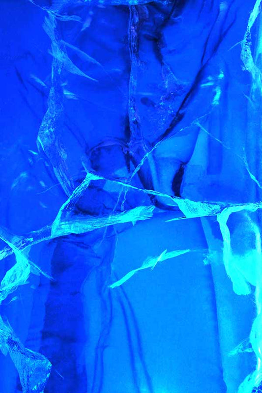 Blue Monday – abstrakte Eis-Fotografie in leuchtendem Blau mit kristallinen Bruchstrukturen, Serie Ice Ice Baby, LionArt