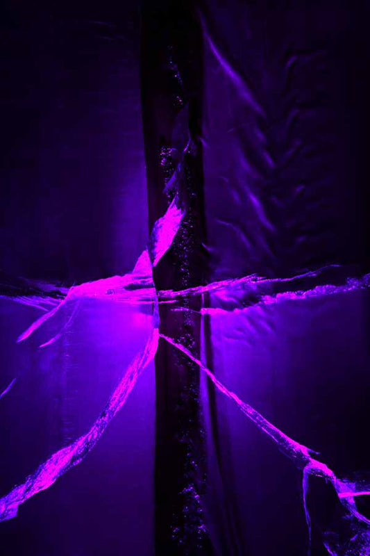 Dancing Queen – abstrakte Eis-Fotografie in Violett und Magenta mit leuchtenden Rissen, Serie Ice Ice Baby, LionArt