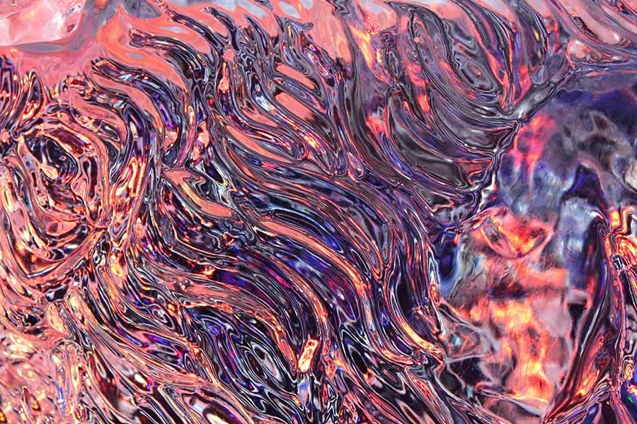 Disco Inferno – abstrakte Eis-Fotografie in Rosa und Violett mit fließenden metallischen Strukturen, Serie Ice Ice Baby, LionArt