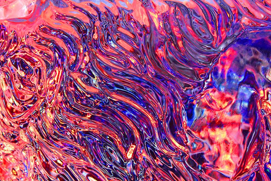 Disco Inferno Remix – abstrakte Eis-Fotografie in intensivem Rot und Blau mit energiegeladenen fließenden Strukturen, Serie Ice Ice Baby, LionArt