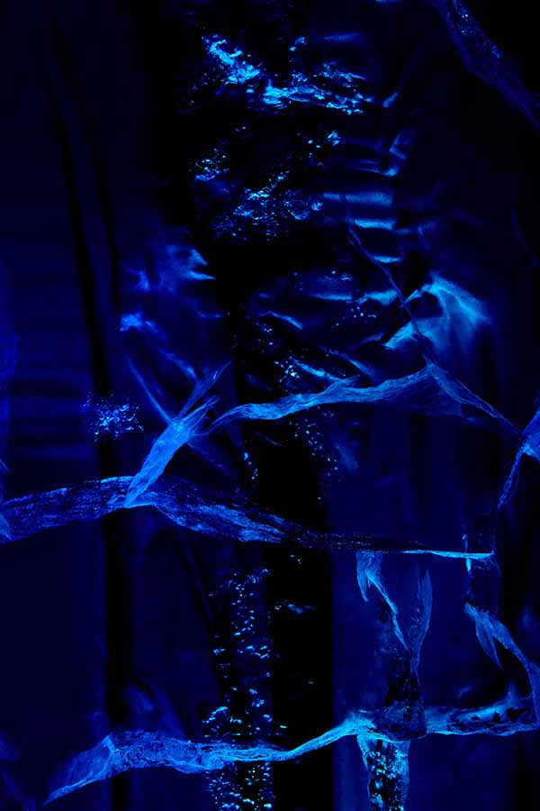 I See A Darkness – abstrakte Eis-Fotografie in tiefem Dunkelblau mit leuchtenden Eisstrukturen, Serie Ice Ice Baby, LionArt
