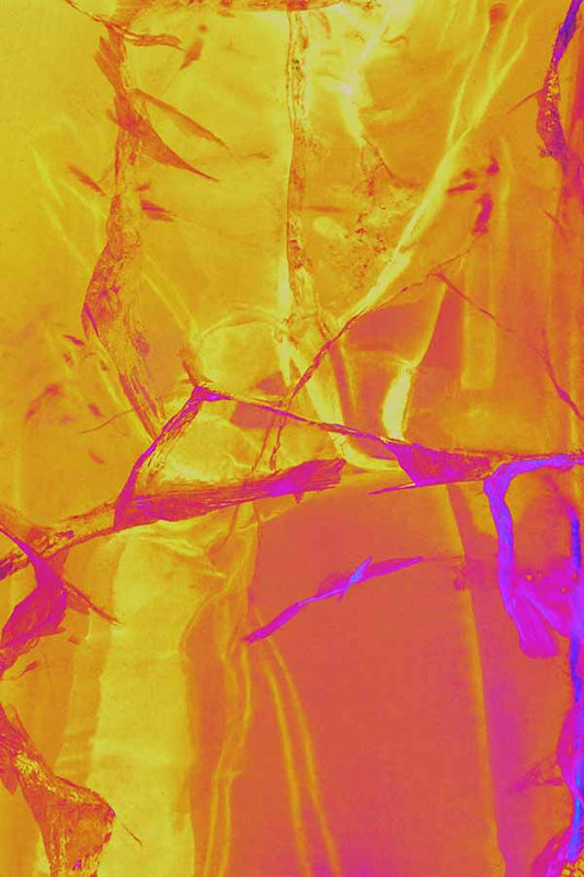 Juanita Kiteless – abstrakte Eis-Fotografie in leuchtendem Gelb und Orange mit violetten Rissen, Serie Ice Ice Baby, LionArt