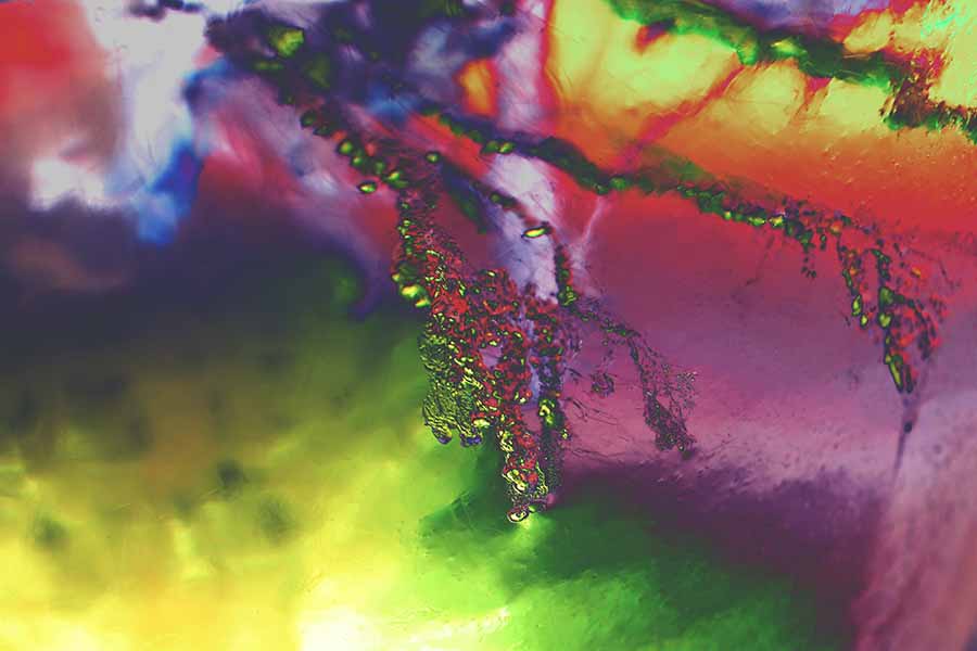 Lullaby – abstrakte Eis-Fotografie in bunten Regenbogenfarben mit fließenden Wasserstrukturen, Serie Ice Ice Baby, LionArt