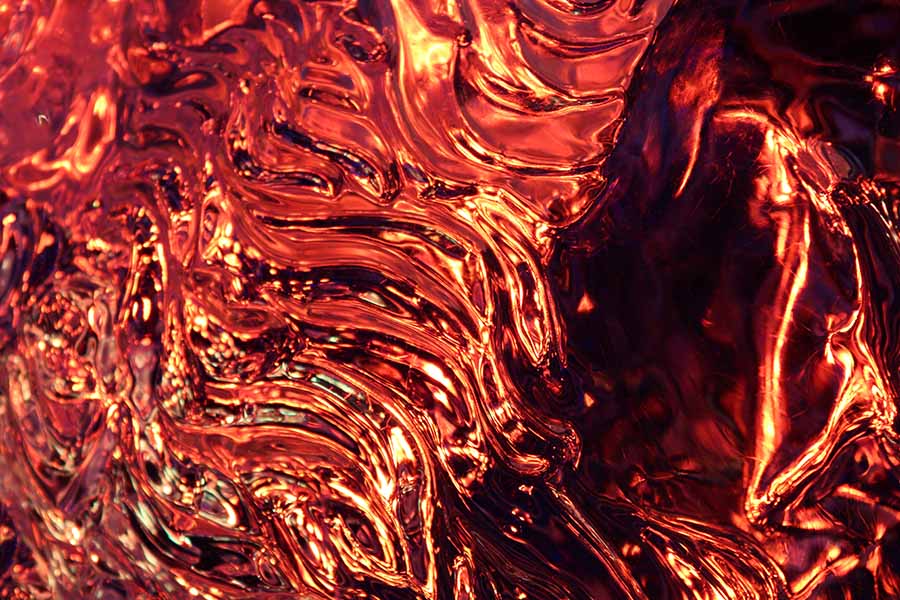 New Gold Dream – abstrakte Eis-Fotografie in leuchtendem Gold und Rot mit fließenden metallischen Wellen, Serie Ice Ice Baby, LionArt