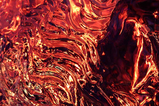 New Gold Dream – abstrakte Eis-Fotografie in leuchtendem Gold und Rot mit fließenden metallischen Wellen, Serie Ice Ice Baby, LionArt
