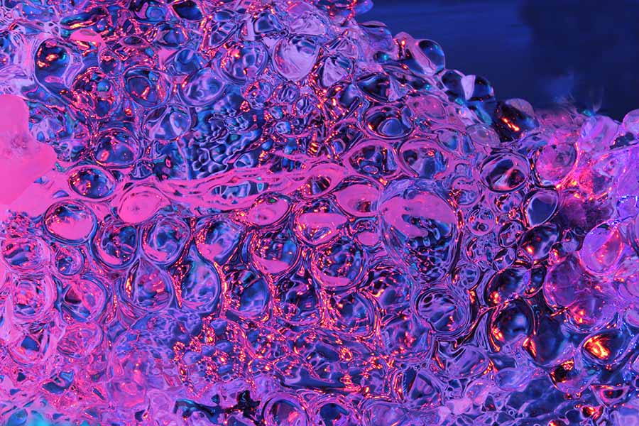 Rez – abstrakte Eis-Fotografie mit kugelförmigen Blasen in Pink und Blau, Serie Ice Ice Baby, LionArt