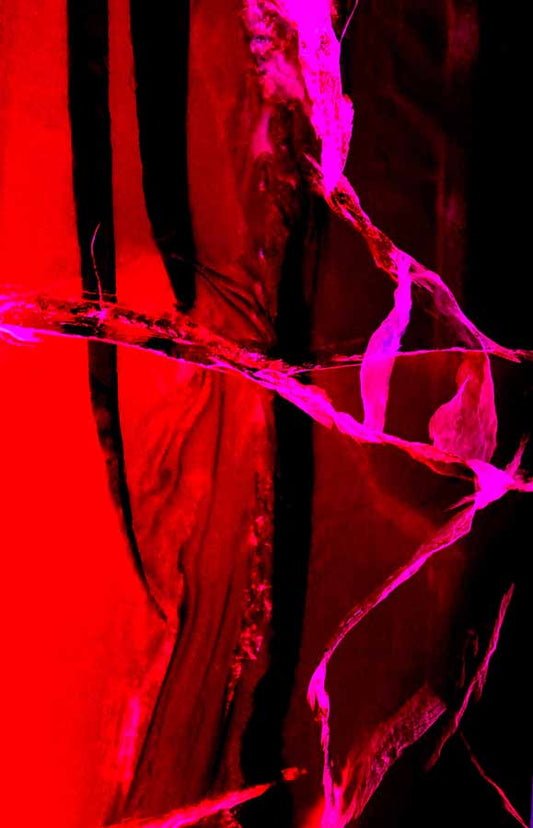 Cracklin' Rosie – abstrakte Eis-Fotografie in leuchtendem Rot und Schwarz mit feurigen Magenta-Rissen, Serie Ice Ice Baby, LionArt