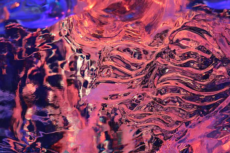 Shiverman – abstrakte Eis-Fotografie in Rosa und Violett mit fließenden organischen Wellen, Serie Ice Ice Baby, LionArt