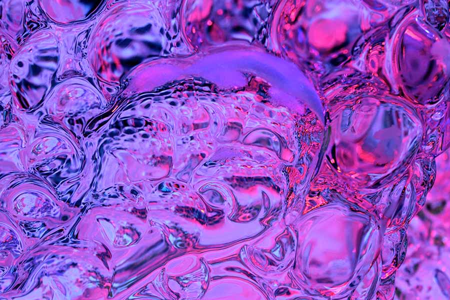 Slippery People – abstrakte Eis-Fotografie mit glänzenden Blasenstrukturen in Lila und Pink, Serie Ice Ice Baby, LionArt