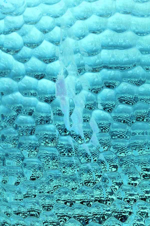 Somebody Up There Likes You – abstrakte Eis-Fotografie mit schwebenden Figuren in Türkis, Serie Ice Ice Baby, LionArt