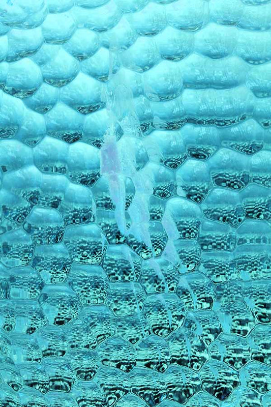 Somebody Up There Likes You – abstrakte Eis-Fotografie mit schwebenden Figuren in Türkis, Serie Ice Ice Baby, LionArt
