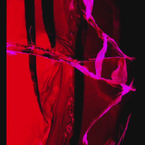 Cracklin' Rosie – 360°-Ansicht der Fine Art Edition, abstrakte Eis-Fotografie in leuchtendem Rot und Schwarz mit feurigen Magenta-Rissen, Serie Ice Ice Baby, LionArt