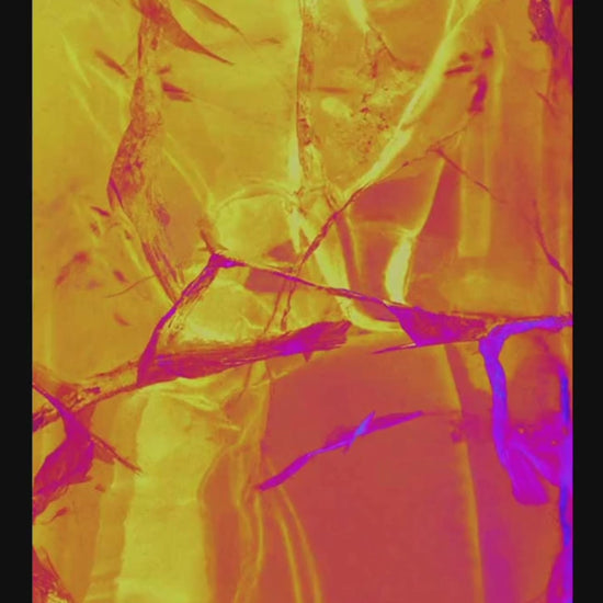 Juanita Kiteless – 360°-Ansicht der Fine Art Edition, abstrakte Eis-Fotografie in leuchtendem Gelb und Orange mit violetten Rissen, Serie Ice Ice Baby, LionArt